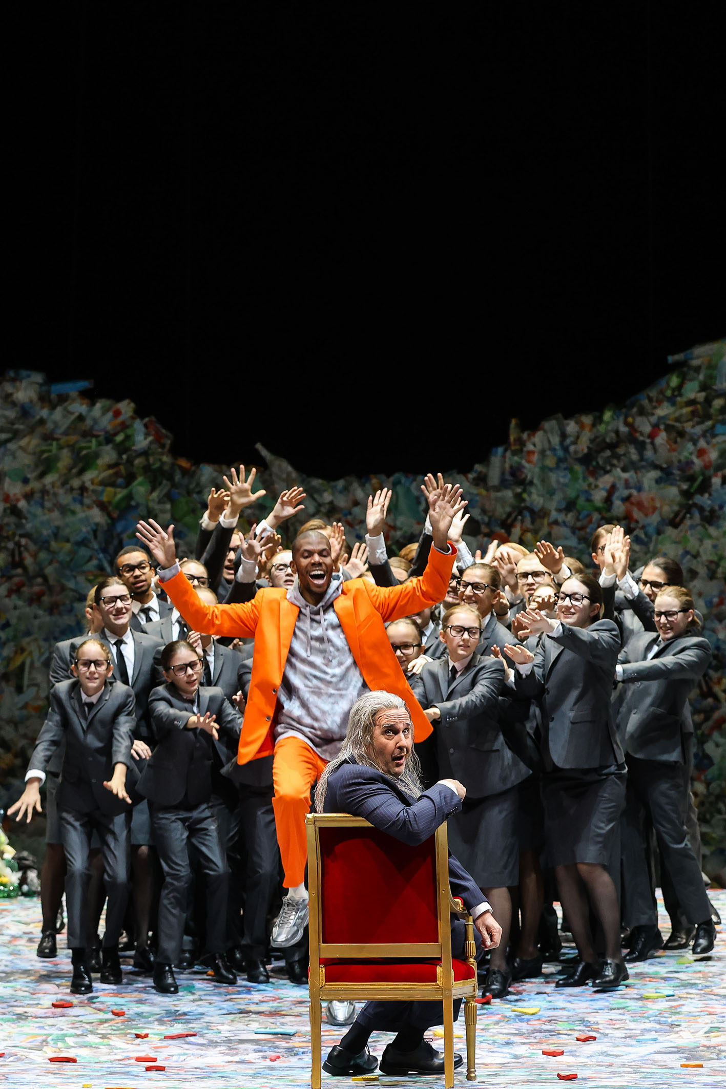 Die Reise zum Mond: Carsten Süss (König Zack), Aaron-Casey Gould (Prinz Caprice), Jugendchor, Kinderchor