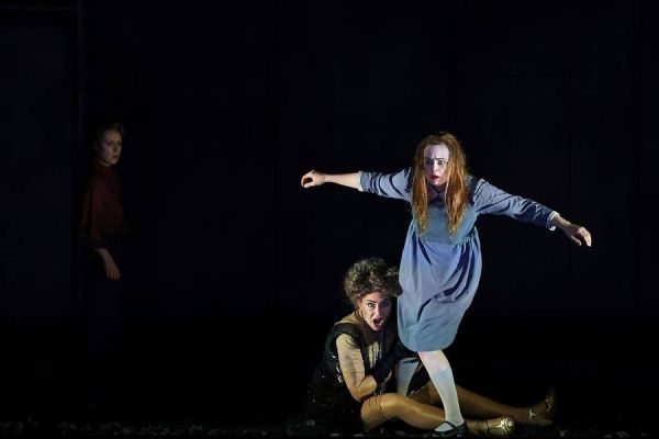 Annette Dasch (Alma Mahler-Gropius-Werfel), Lauren Urquhart (Manon, Tochter von Gropius)