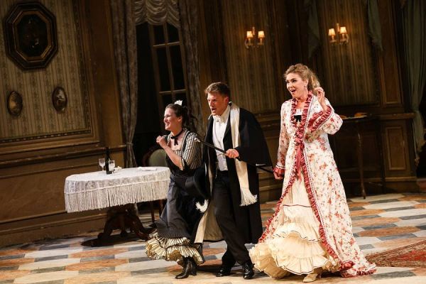 Theresa Dax (Adele), Daniel Schmutzhard (Gabriel von Eisenstein), Annette Dasch (Rosalinde)