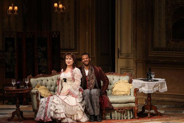 Ulrike Steinsky (Rosalinde), Aaron-Casey Gould (Alfred)